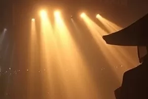 《旧钟表铺》横版封面，齿轮特写镜头
